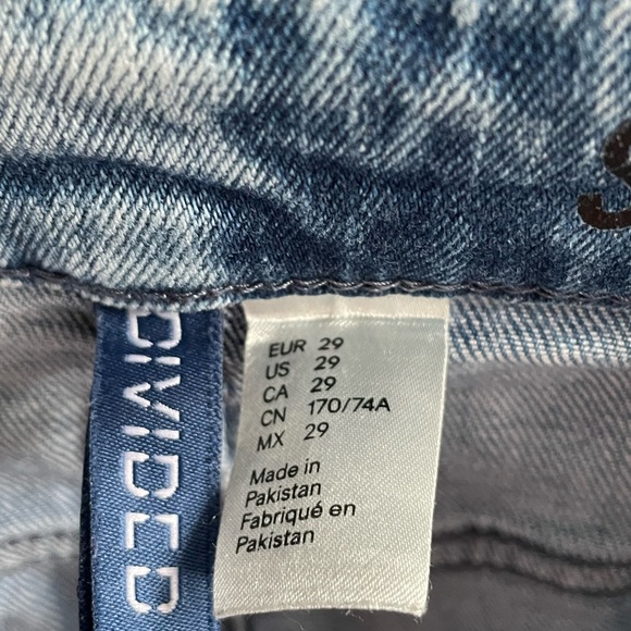 Like New H&M divided skinny jeans 29” waist button fly 32” inseam medium blue - Picture 6 of 7